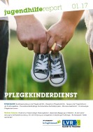 Hände halten ein Paar Kinderschuhe