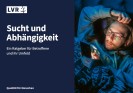 Auf dem Cover der Ratgeber-Broschüre Sucht ist ein junger Mann zu sehen, der auf sein Handy schaut (Symbolbild Online-Sucht)