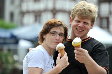 Zwei Menschen essen Eis