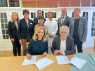 Menschen unterzeichnen den Letter of Intent