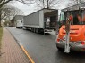 LKW stehen auf dem Klinikgelände der LVR-Klinik Bedburg-Hau und werden mit Hilfslieferungen für die Partnerklinik in Lviv beladen.