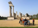 Foto: Menschen stehen vor den Überresten römischer Architektur.