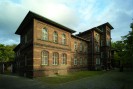 Das Foto zeigt das Ausstellungsgebäude in der LVR-Klinik Düren von außen.