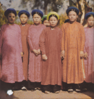 Das Foto zeigt Chinesinnen vor dem Ersten Weltkrieg in landestypischer Kleidung.