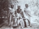 Das Foto zeigt deutsche Soldaten in traditioneller arabischer Kleidung im Jahr 1915.