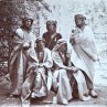 Das Foto zeigt deutsche Soldaten in traditioneller arabischer Kleidung im Jahr 1915.