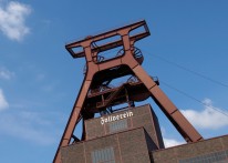 Foto: ein altes Zechengerüst vor blauem Himmel