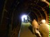 Foto: Besuchende durchschreiten einen dunklen Tunnel im Energeticon in Alsdorf