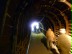 Foto: Besuchende durchschreiten einen dunklen Tunnel im Energeticon in Alsdorf