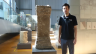 Foto: ein Museumsmitarbeiter im Museum vor einer Säule