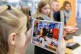 Foto: ein Mädchen schaut auf ein Tablet