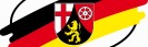 Vor den Farben schwarz, rot, gold ist das Wappenschild von Rheinland-Pfalz zu sehen. Es besteht aus drei Feldern: Links ist ein weißes Kreuz auf rotem Grund, in der Mitte unten ein stilisierter goldener Löwe auf schwarzem Grund, rechts ein weißes Rad auf rotem Grund.