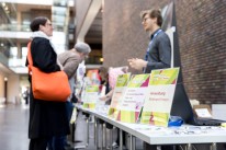 Zwei Personen, die sich am Tagungsbüro der LVR-Kulturkonferenz unterhalten.