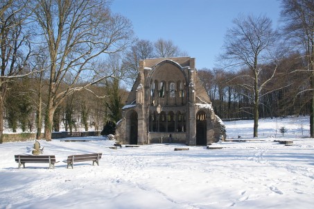 Foto der Ruine vor Winterlandschaft. Foto: Tohma, CC BY-SA 4.0 <https://creativecommons.org/licenses/by-sa/4.0>, via Wikimedia Commons