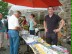 Foto: Menschen an einem Marktstand mit Büchern.