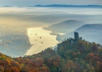 Blick über die Ruine Drachenfels auf den Rhein. Foto: RVDL