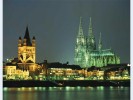 Foto: Kölner Dom und Groß sankt Martin bei Nacht.