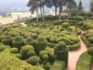 Foto: Blick auf einen kunstvollen Garten des Chateau La Ballue