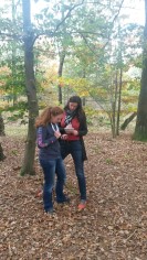 Foto: Mitarbeiterinnen des LVR und des Naturparkes Maas-Schwalm-Nette testen die neue App in einem Waldstück
