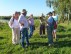 Foto: Wandergruppe auf einer Wiese.