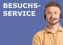 Ein Mann mit einem Headset. Daneben steht die Schrift "Besuchsservice".