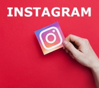 Eine Hand hält ein Bild des Symbols für Instagram. Darüber steht: "Instagram"