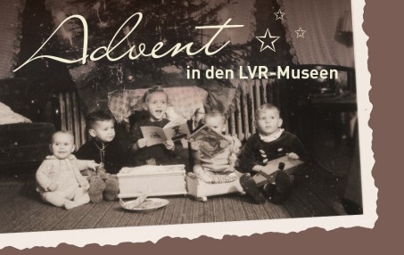 Weißer Text "Schöne Bescherung" und "Advent in den LVR-Museen" auf rotem Hintergund, der mit weihnachtlichen Motiven geschmückt ist.