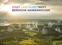 Foto einer Landschaft im Bergischen Land, darauf gezeichnete Wanderschuhe mit der Aufschrift "Stadt Land Fluss trifft Bergische Wanderwochen"
