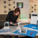 eine junge Frau an einer der Experimente-Stationen in der Sonderausstellung