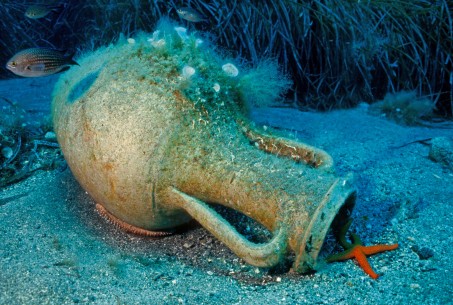 Unterwasserfotografie einer antiken Amphore.