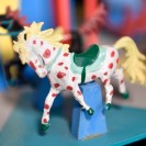 Nahaufnahme eines Pferdes, welches Bestandteil eines historischen Spielzeugkarussels ist.