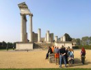 Das Foto zeigt Menschen, die vor einem nachgebauten römischen Tempel stehen