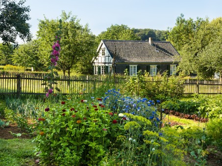 Foto:Blick auf den „Hof zum Eigen“ im LVR-Freilichtmuseum Lindlar mit historischem Backhaus