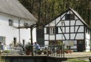 Zwei traditionelle Häuser aus dem Rheinland