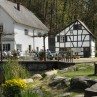 Das LVR-Industriemuseum Bergisch Gladbach mit einem Teich