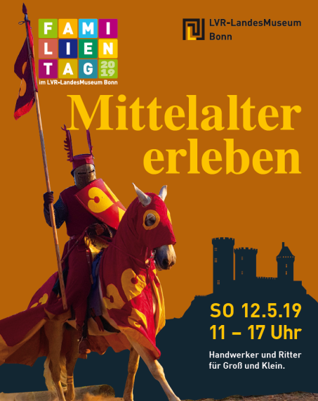 Auf dem Plakat ist ein rot gekleideter Ritter mit eineer Lanze zu sehen, der auf einem ebenfallls rot eingekleidetem Pferd sitzt.