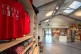 Blick in den Museumsshop mit vielen Artikeln, links im Vordergrund ein rotes T-Shirt mit dem Aufdruck 