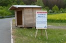 Foto: ein Parkhäuschen aus holz mit einer Infotafel auf der steht: begrenzte Kapazität