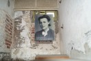 Foto: Karge Wand mit schwarz-weiss Bild einer Frau