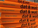 Foto: Orangene Buchrücken mit Aufschrift dat und wat