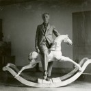 Foto: Max Ernst mit Schaukelpferd auf einem schwarz weiss Foto