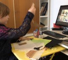 Foto: ein Kind nimmt via Laptop am Onlie-Workshop teil