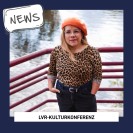 Foto: Ninia LaGrande mit Leo-Pullover und orangenem Barrett.