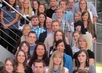 Gruppenbild der neuen LVR-Auszubildenden: eine Gruppe von Jugendlichen, unter ihnen auch Rollstuhlfahrer. Links daneben steht LVR-Direktorin Ulrike Lubek.
