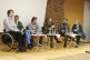 Sechs Menschen in Gesprächsrunde