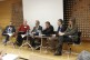 Sechs Personen in Gesprächsrunde