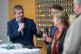 Ein Mann, gekleidet in einem dunkelblauen Anzug, hält ein Mikro in der Hand während einer Podiumsdiskussion.
