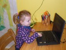 Bild zeigt Kind arbeitet am Bildschirm