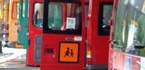 Tür eines Schulbusses mit einem Schulbus-Schild