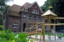 Spielplatz mit Klettergerüst vor dem Schulgebäude